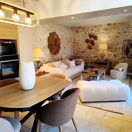 Dom wakacyjny Charming House With Private Courtyard In The Heart Of Gouvieux