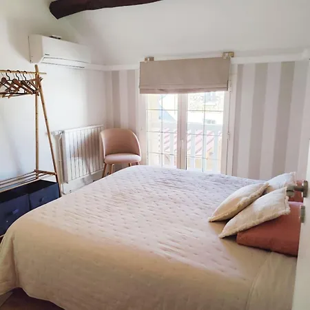 Dom wakacyjny Charming House With Private Courtyard In The Heart Of Gouvieux